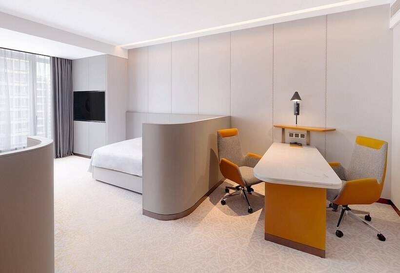 Номер Стандарт с Гостиной, Crowne Plaza Qingdao Jinshui, An Ihg