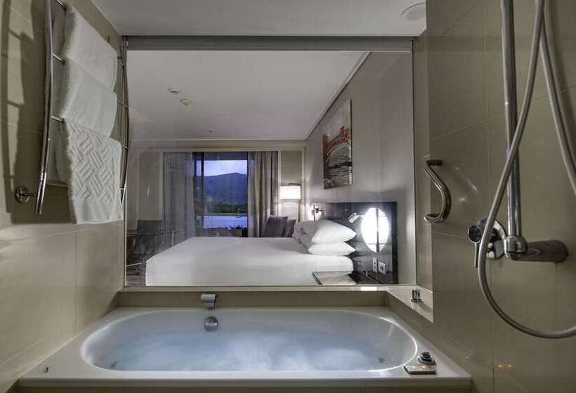 キングサイズベッドのスイートルーム, Hilton Istanbul Bomonti Hotel & Conference Center
