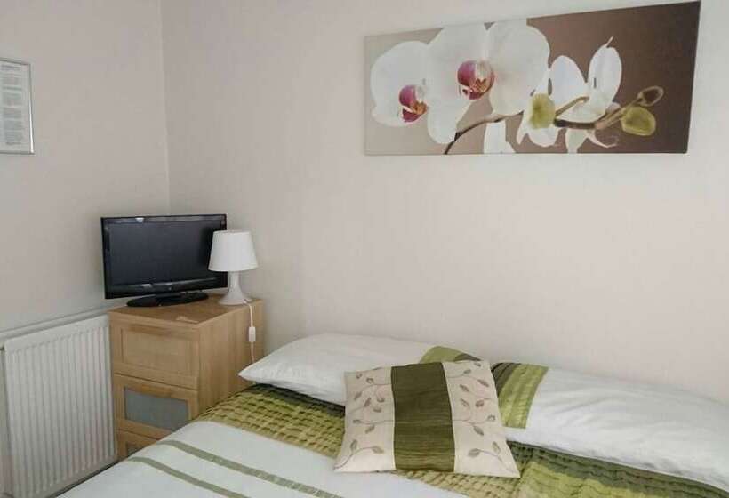 Номер Стандарт Трехместный, Apple House Guesthouse Heathrow Airport