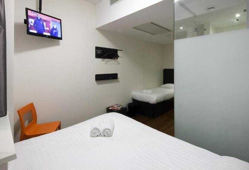 Номер Стандарт Трехместный, Easyhotel The Hague City Centre