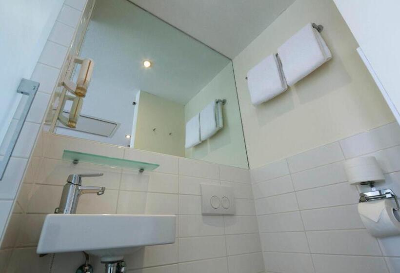 Номер Superior, Easyhotel The Hague City Centre