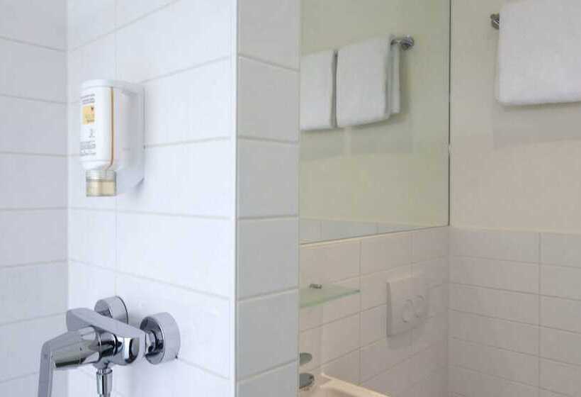 Номер Стандарт Трехместный, Easyhotel The Hague City Centre