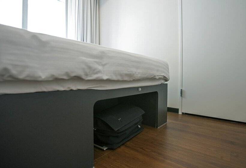 Номер Superior, Easyhotel The Hague City Centre