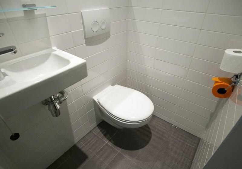 Номер Basic, Easyhotel The Hague City Centre