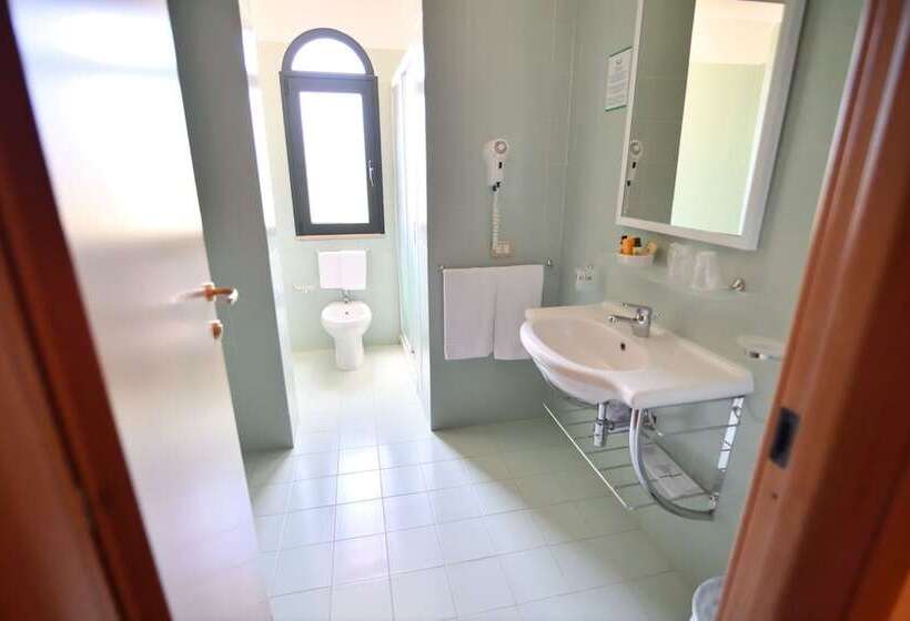 Четырехместный Номер Стандарт, Laurito Resort & Spa