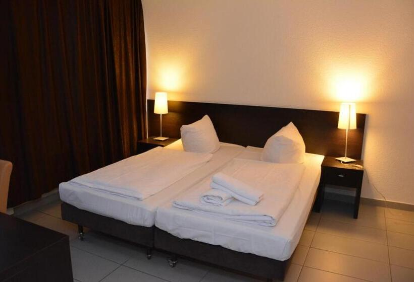 اتاق استاندارد چهار تخته, Mosel Hotel Frankfurt