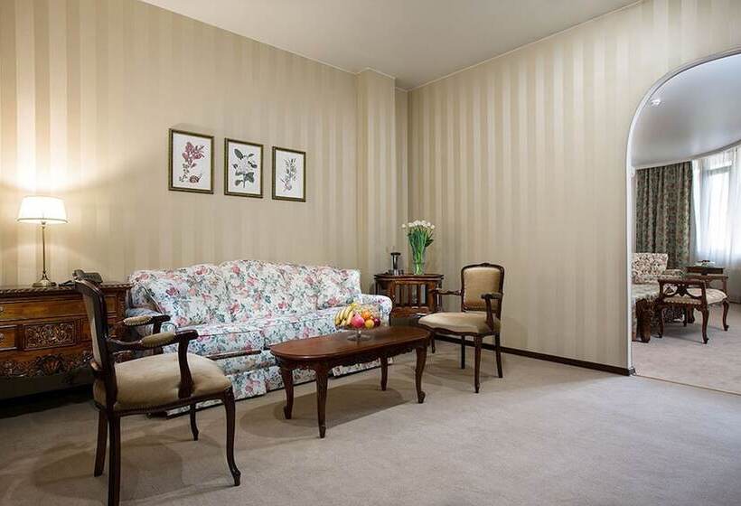 سوییت با چشم‌انداز دریا, Dolphin Resort & Conference Center