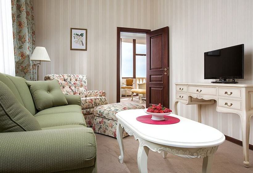 سوییت با چشم‌انداز دریا, Dolphin Resort & Conference Center