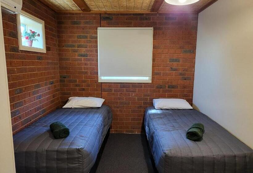 패밀리 룸, Foundry Palms Motel