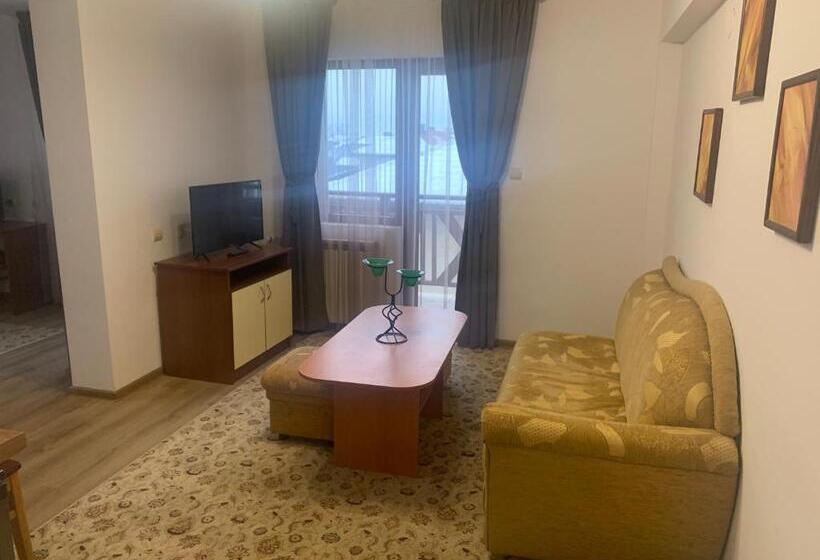 Семейный Номер, Honey House
