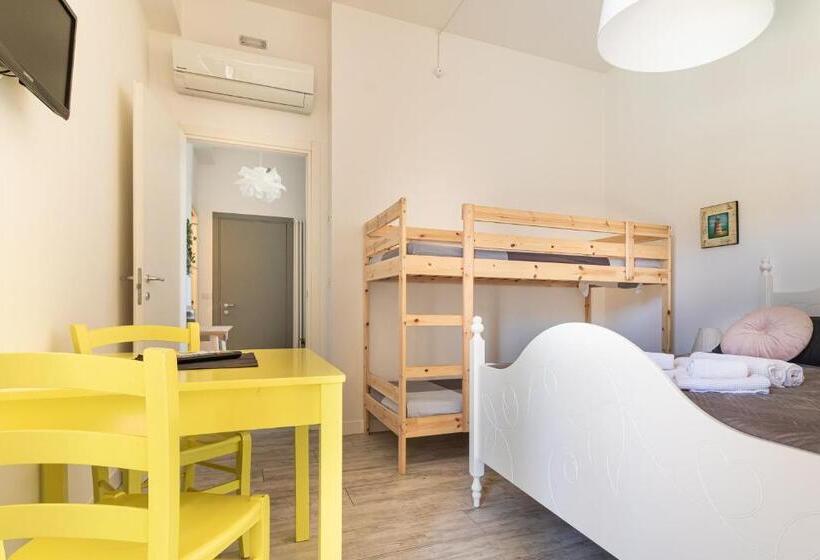 패밀리 룸, Bed And Breakfast Bric & Brac