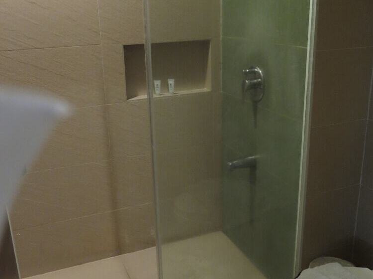 Номер Deluxe, The Ritz Hotel At Garden Oases