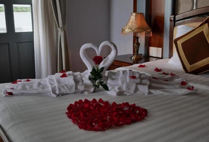 اتاق لوکس با بالکن و چشم‌انداز دریا, Rembrandt Hotel Nha Trang