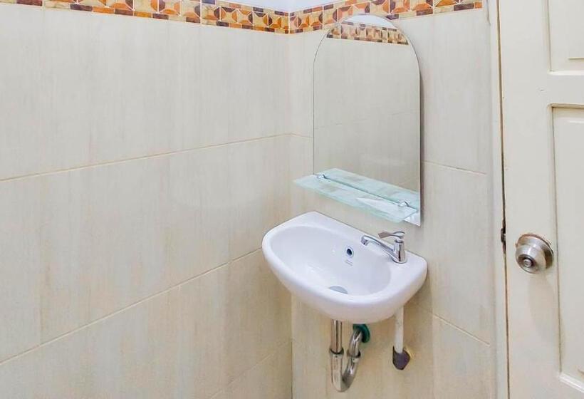 Номер Superior, Urbanview Hotel Bundaran Besar Palangkaraya By Reddoorz