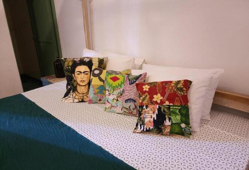 اتاق اکونومی, Frida House