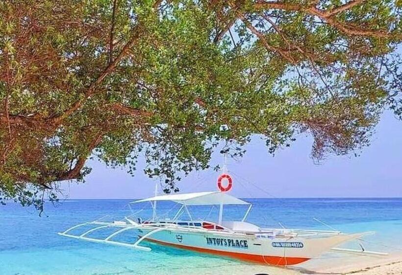غرفة عائلية, Intoy S Place