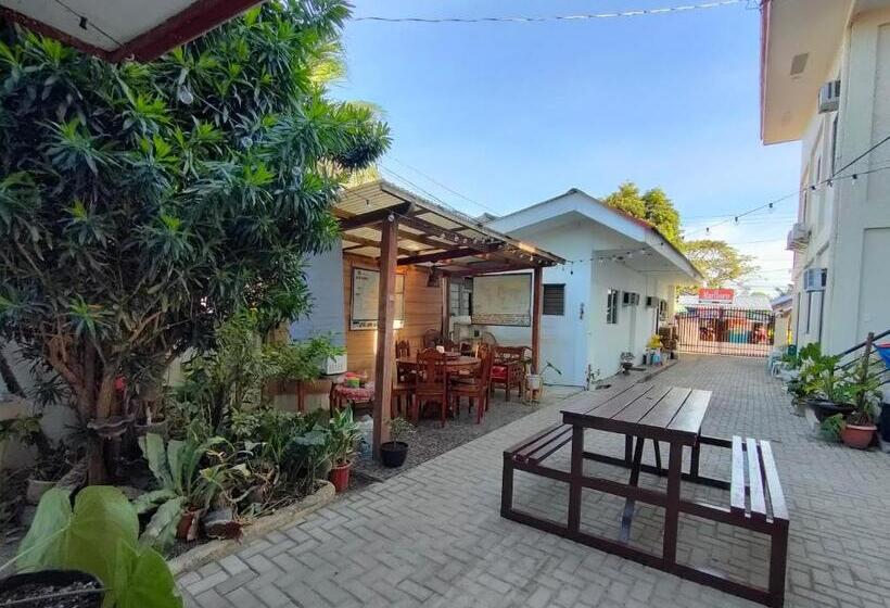سرير فى غرفة مشتركه, Intoy S Place