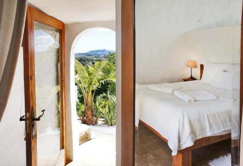 可看到停车场的标准间, Can Quince De Balafia   Turismo De Interior