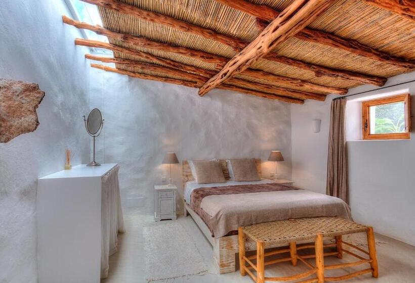 可看到停车场的标准间, Can Quince De Balafia   Turismo De Interior