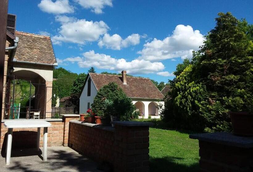 Хижина, Helesfa Vendégház