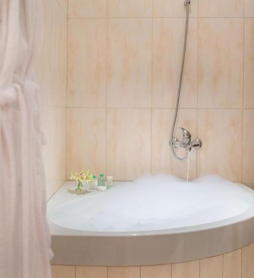 Suite, Lux Garden