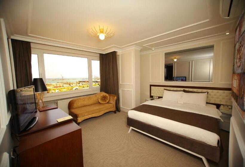 اتاق لوکس با چشم‌انداز دریا, North Point