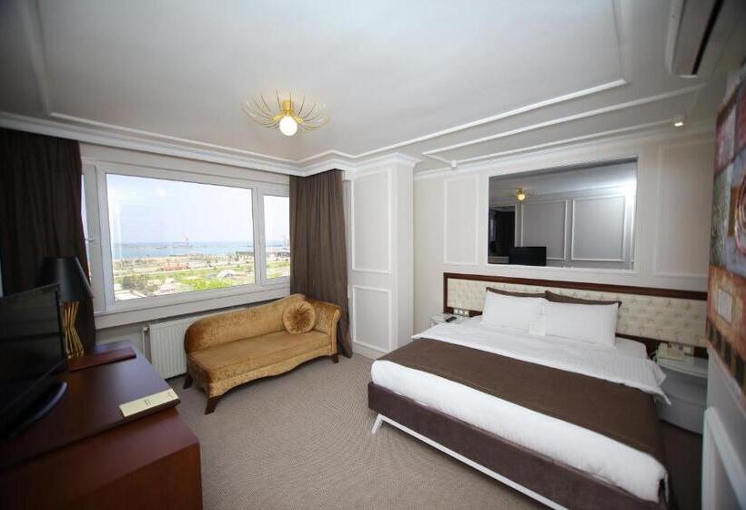 اتاق لوکس با چشم‌انداز دریا, North Point