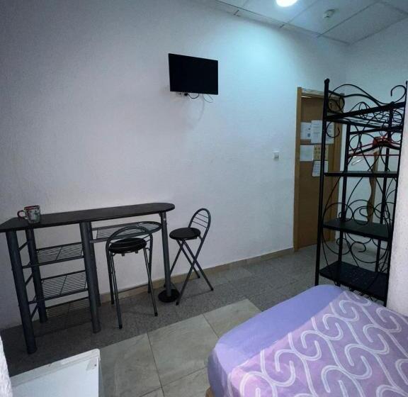 Quarto Triplo Estandar Banheiro Compartilhado, Hostal Milan