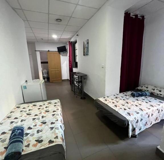 Quarto Familiar, Hostal Milan
