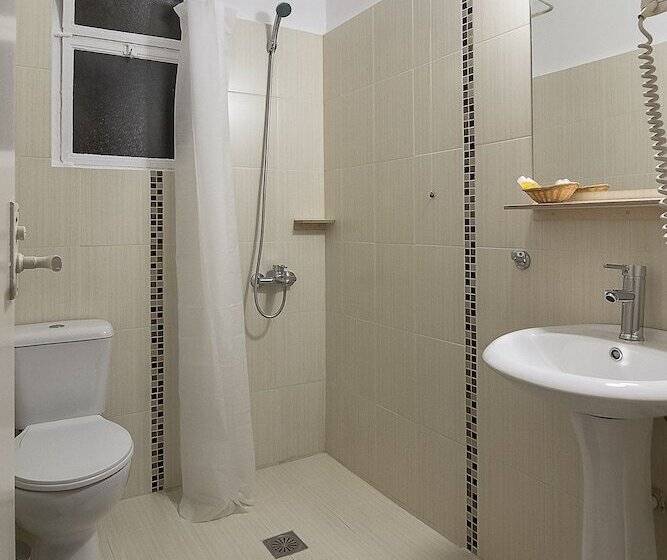 Quarto Estandar Individual, Ares Athens