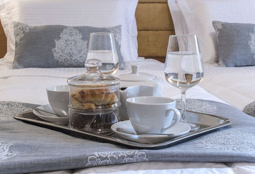 Quarto Estandar, Ares Athens