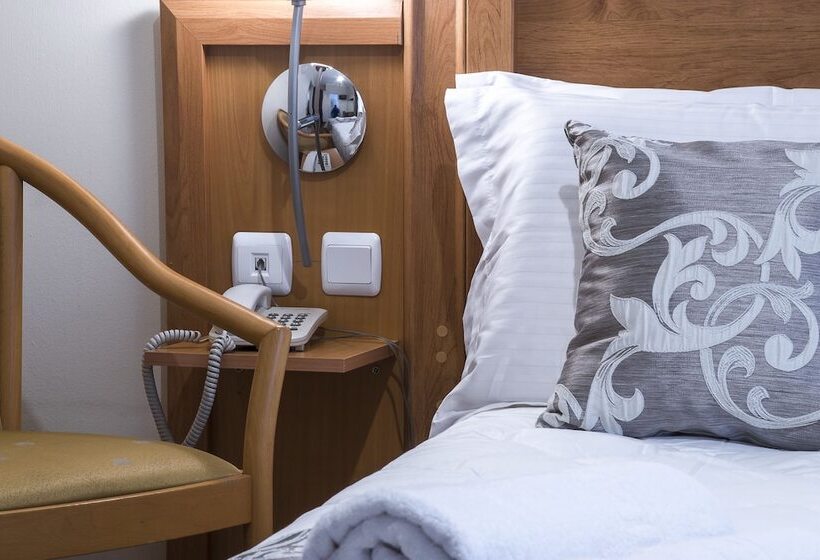 Quarto Estandar, Ares Athens