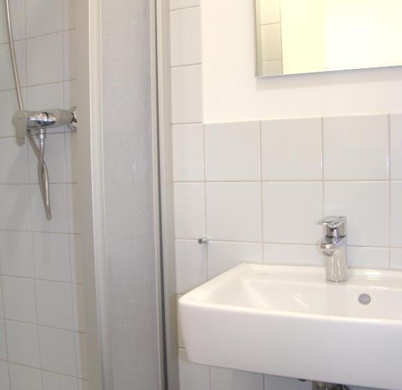 اتاق خانوادگی با سرویس بهداشتی مشترک, Bnb Near Brandenburg Gate   Rooms & Apartments