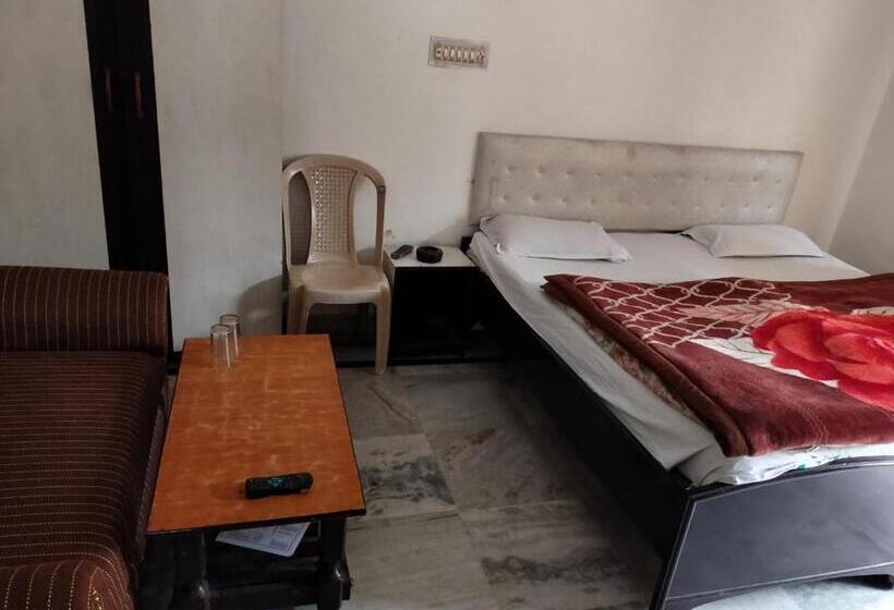 Quarto Deluxe, Goroomgo Shah Guest House Nainital   Excellent Customer Service