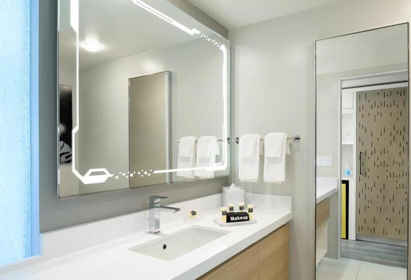 Büyük Çift Kişilik Yataklı Delüks Oda, Astra Hotel, Seattle, A Tribute Portfolio Hotel By Marriott   No Resort Fees
