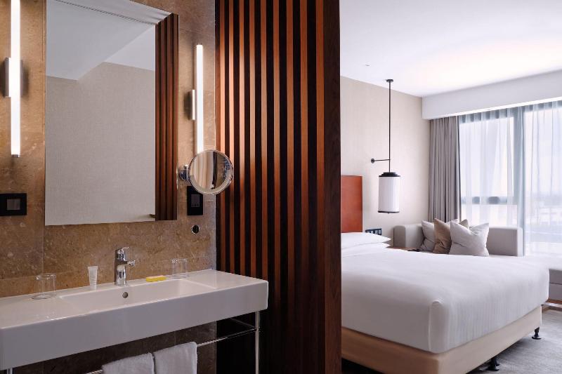 اتاق سوپریور با تخت بزرگ, Tunis Marriott