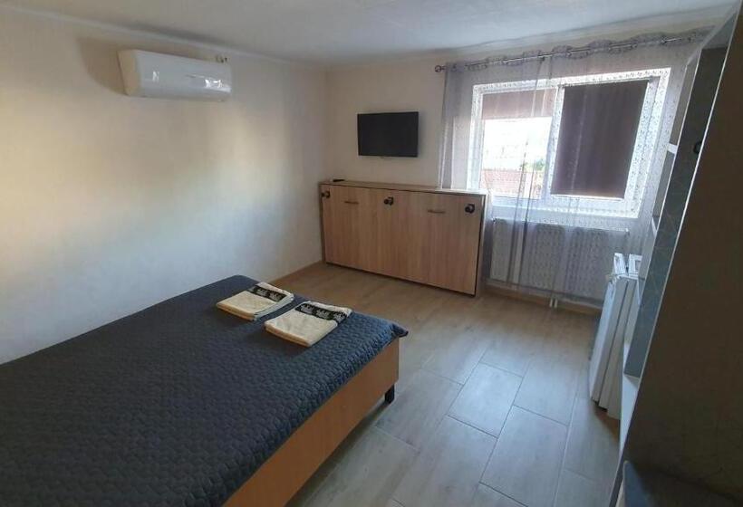 Quarto Triplo Estandar, Casa Razvan Vama Veche