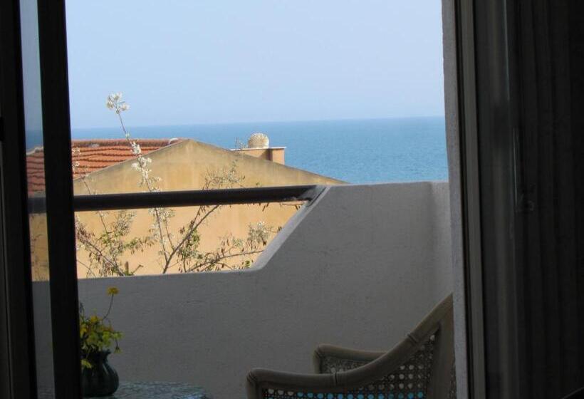 اتاق لوکس با چشم‌انداز دریا, Villa Majata