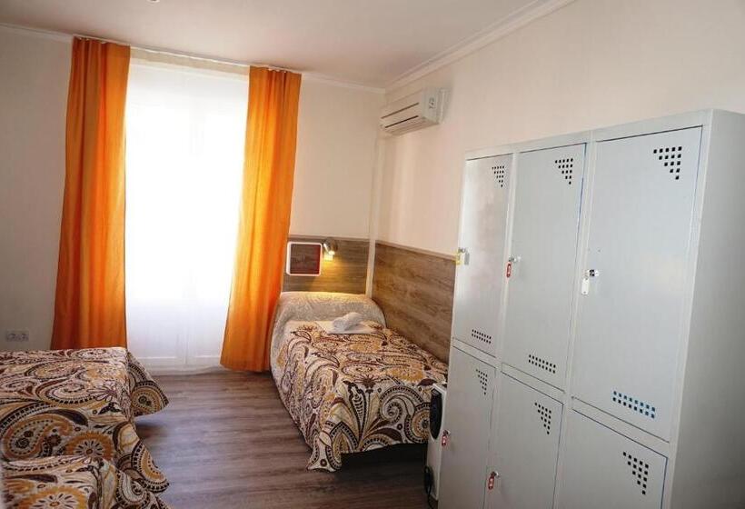 اتاق استاندارد چهارنفره با سرویس بهداشتی مشترک, Muchomadrid