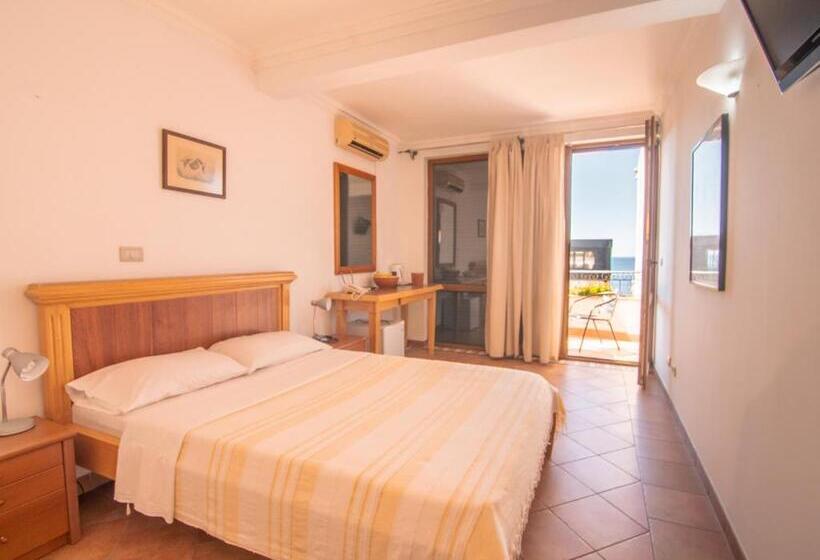 اتاق اساندارد با چشم‌انداز جانبی به دریا, Apartments And Rooms Levantin Inn