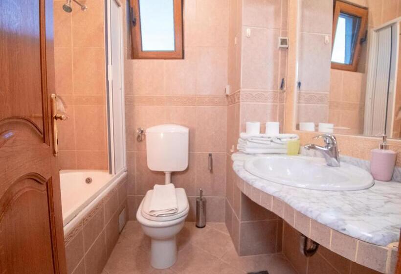 اتاق استاندارد سه تخته با چشم‌انداز استخر, Apartments And Rooms Levantin Inn