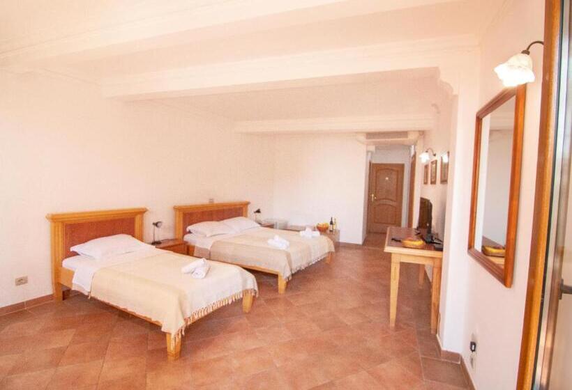 اتاق استاندارد سه تخته با چشم‌انداز استخر, Apartments And Rooms Levantin Inn