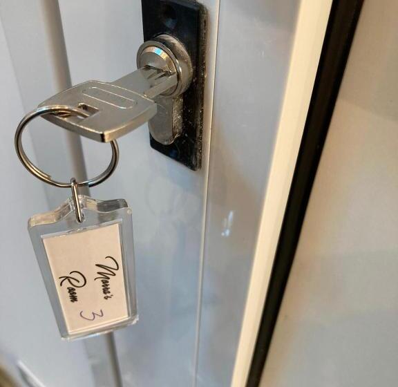 اتاق لوکس با تخت بزرگ, Morra S Room