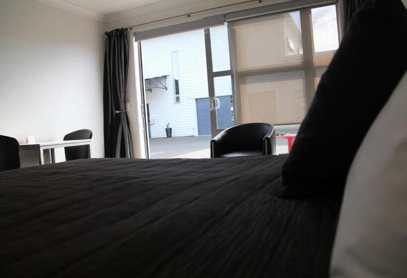 스탠다드 스튜디오, Pukekura Motor Lodge