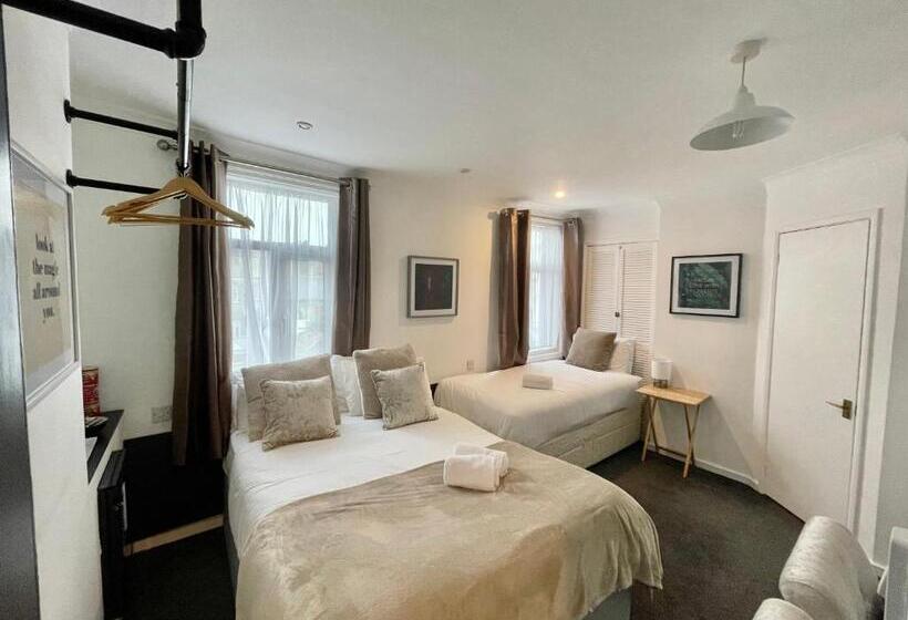 Семейный Номер Deluxe, Brighton Black Hotel & Hot Tubs