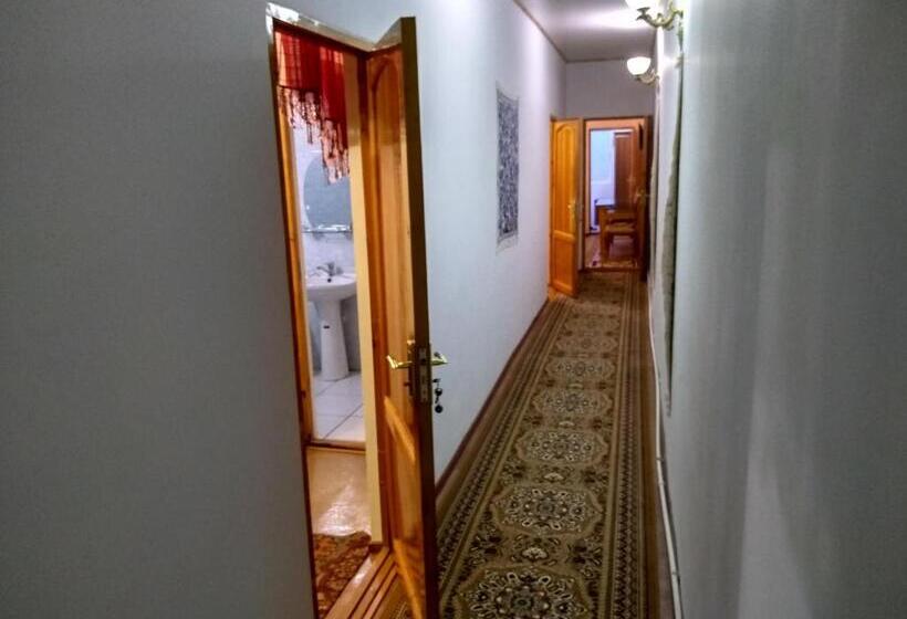 اتاق لوکس سه تخته, Boutique Hotel Parvina