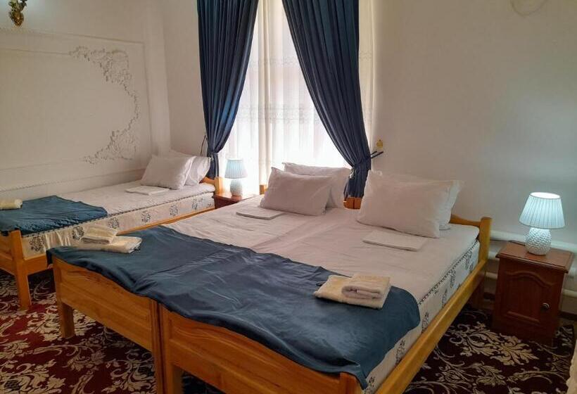 디럭스 트리플 룸, Boutique Hotel Parvina