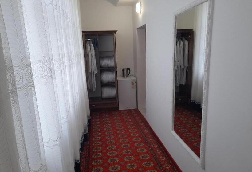 اتاق لوکس سه تخته, Boutique Hotel Parvina
