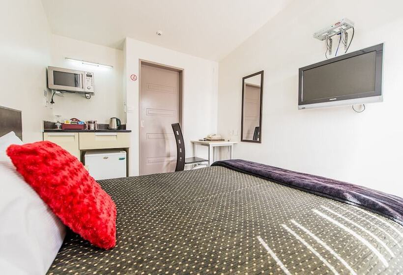 스탠다드 스튜디오, 151 On London Motel & Conference Centre