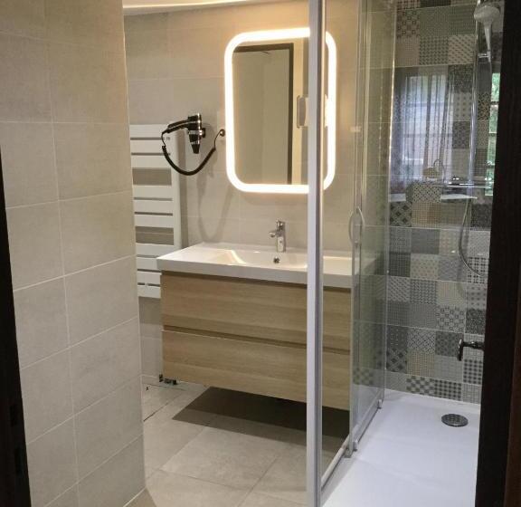 Полулюкс, Contact Hôtels Le Savigny & Spa